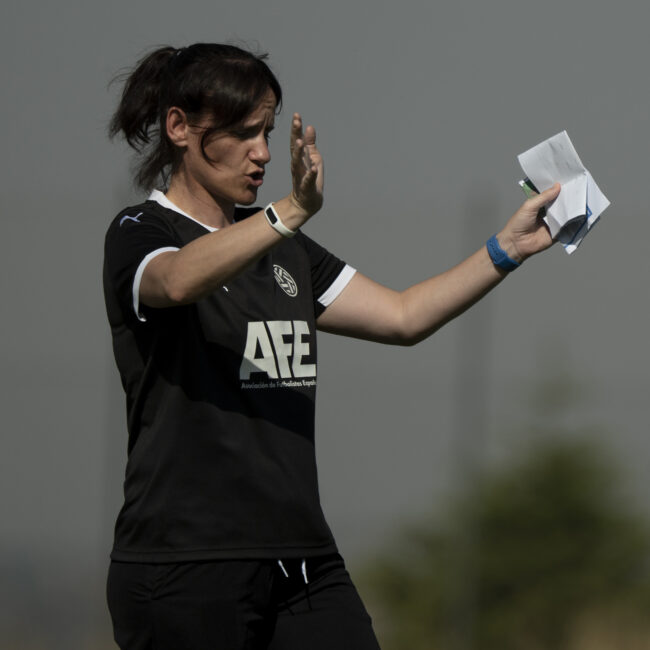 Estefanía López coaching at AFE FutFem