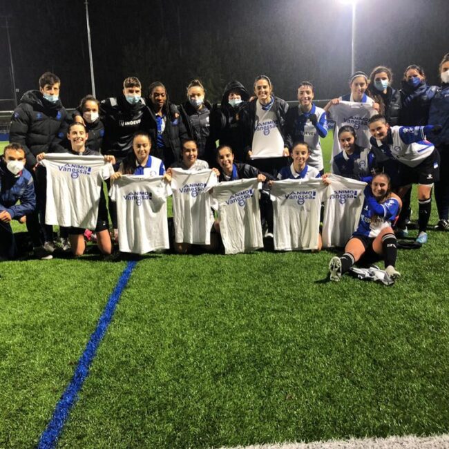 Estefanía López on the sidelines with Alavés